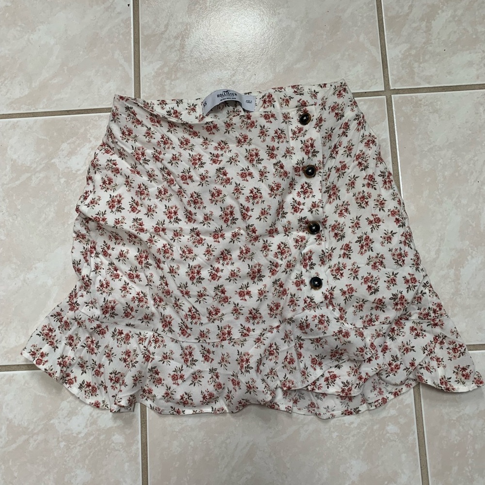 hollister size xs: floral white skirt with buttons